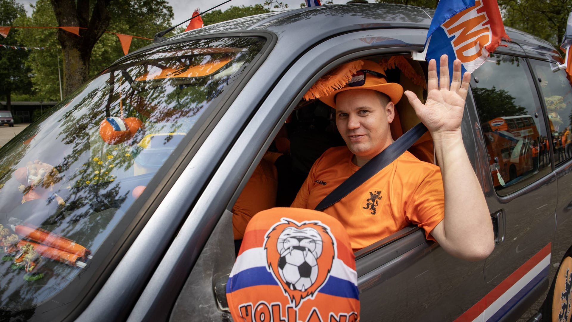 Niederländischer Fußballfan auf dem Weg zur EM (Symbolfoto): Eine Aktion der Oranje-Fans in Dortmund sorgt für Amüsement.