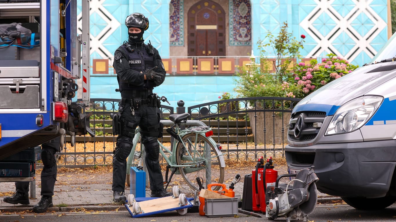 Ein Polizist steht vor der "Blaue Moschee": Nach dem Verbot des IZH wird nun über die Nutzung des Gebäudes diskutiert.