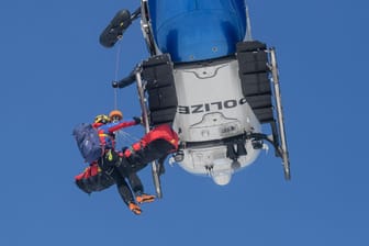 Ein Polizeihubschrauber bei einem Bergungseinsatz