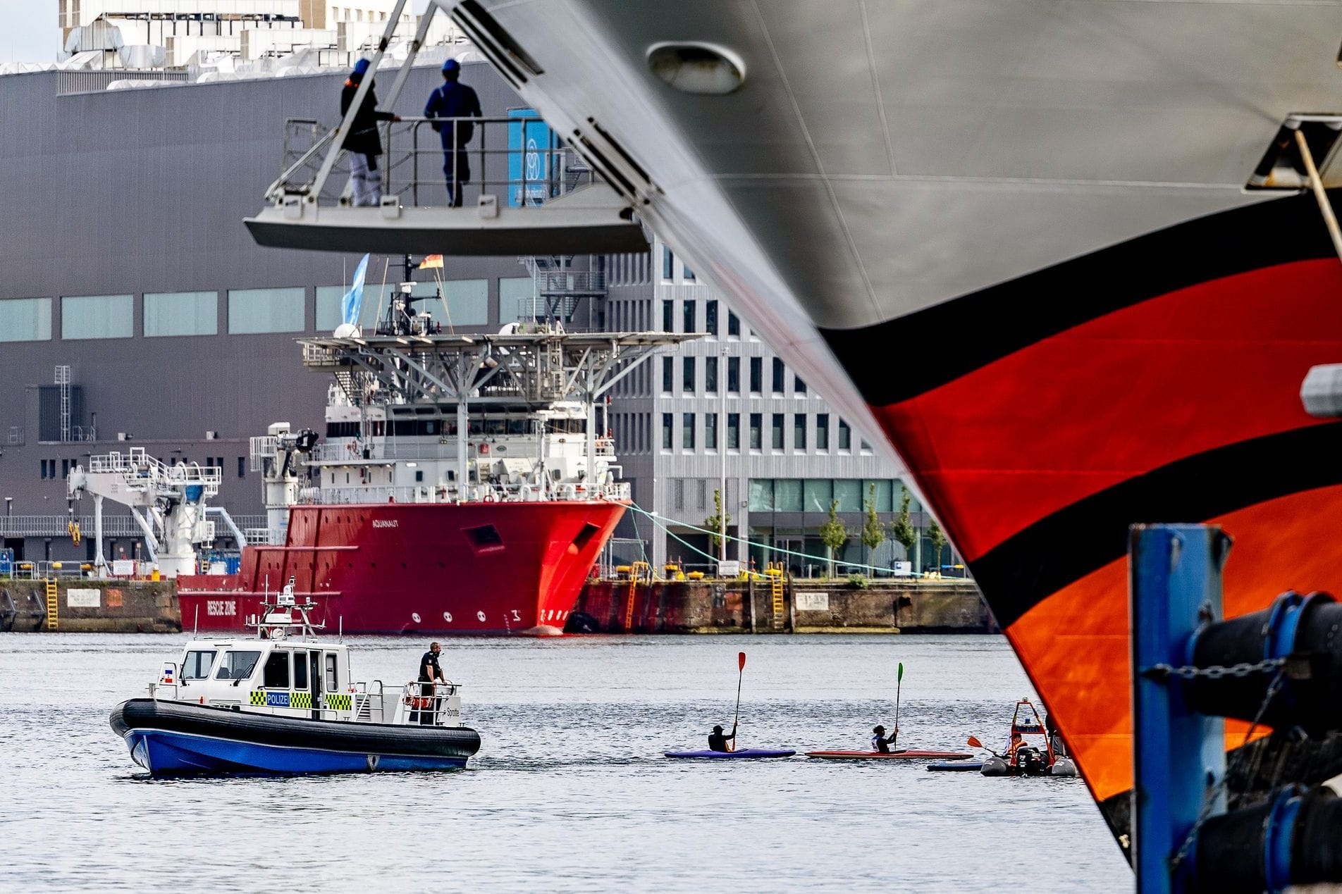 Aktivisten blockieren Kreuzfahrtschiffe in Kiel