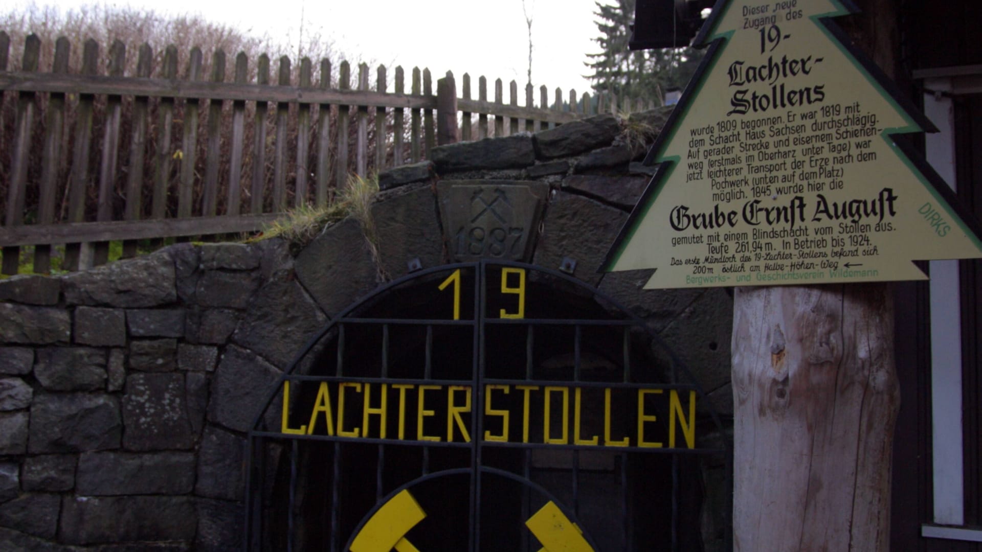 Schild am Zugang des 19-Lachter-Stollen in Wildemann (Archivbild): Dreimal täglich kann das Bergwerk besucht werden.