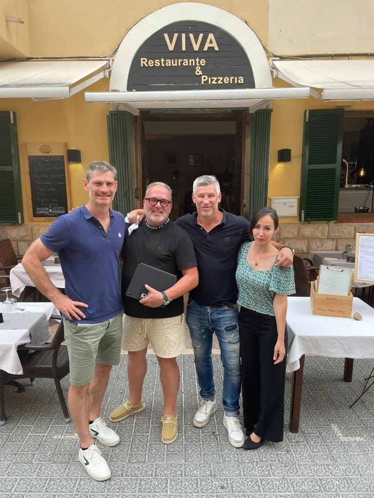 Sven Lakenmacher (2.v.r.) mit seiner Frau Cristina Garcia (rechts) vor dem Restaurant auf Mallorca.