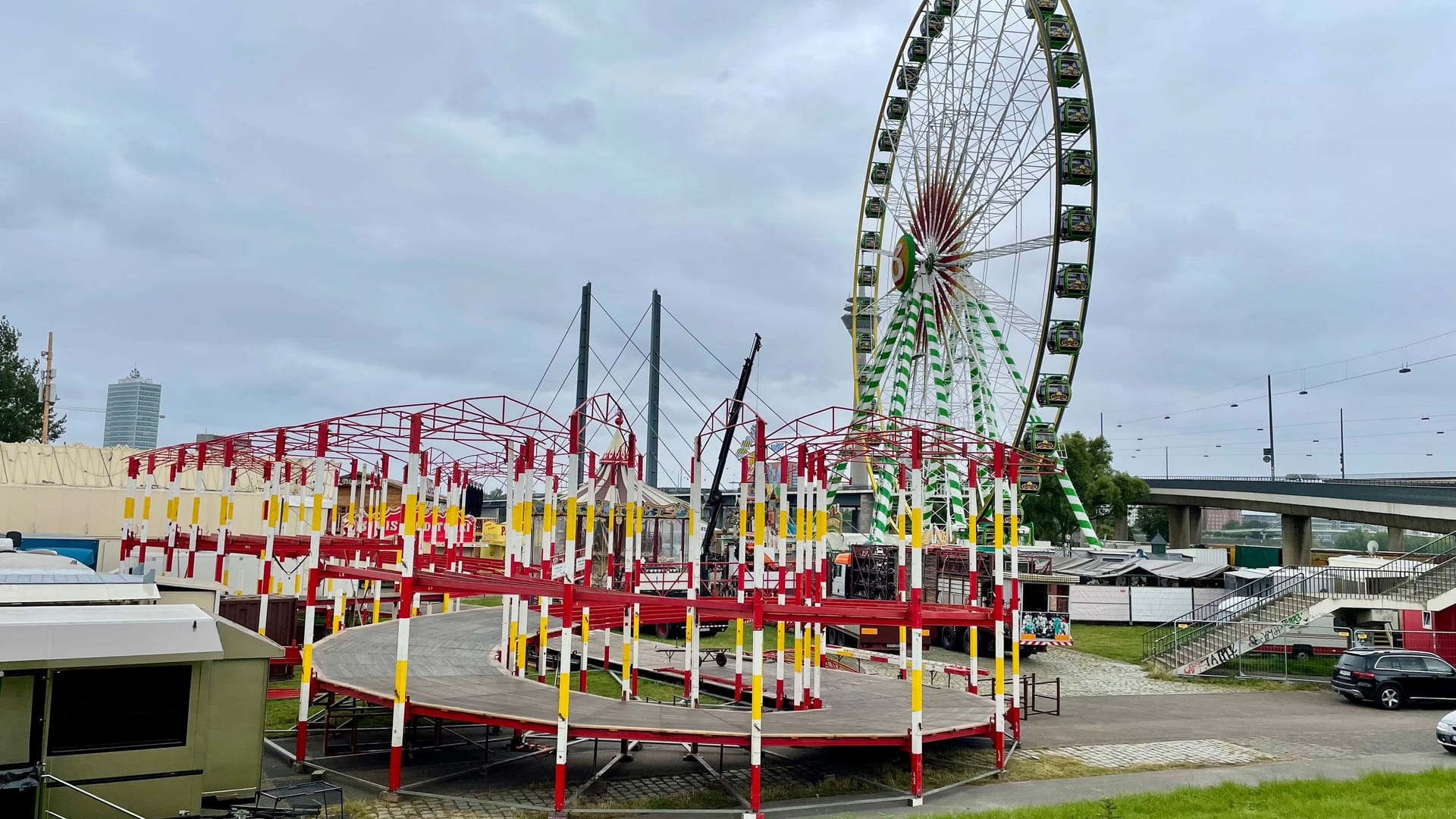 Das Riesenrad steht schon länger: Die Go-Kart-Bahn wird in den nächsten Tagen erst fertig.