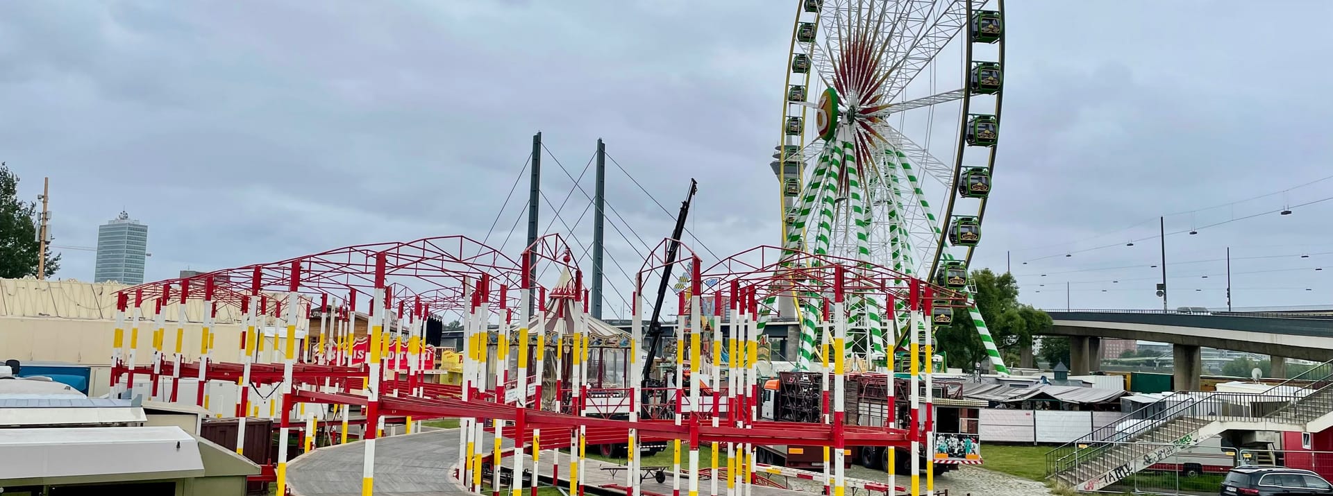 Das Riesenrad steht schon länger: Die Go-Kart-Bahn wird in den nächsten Tagen erst fertig.