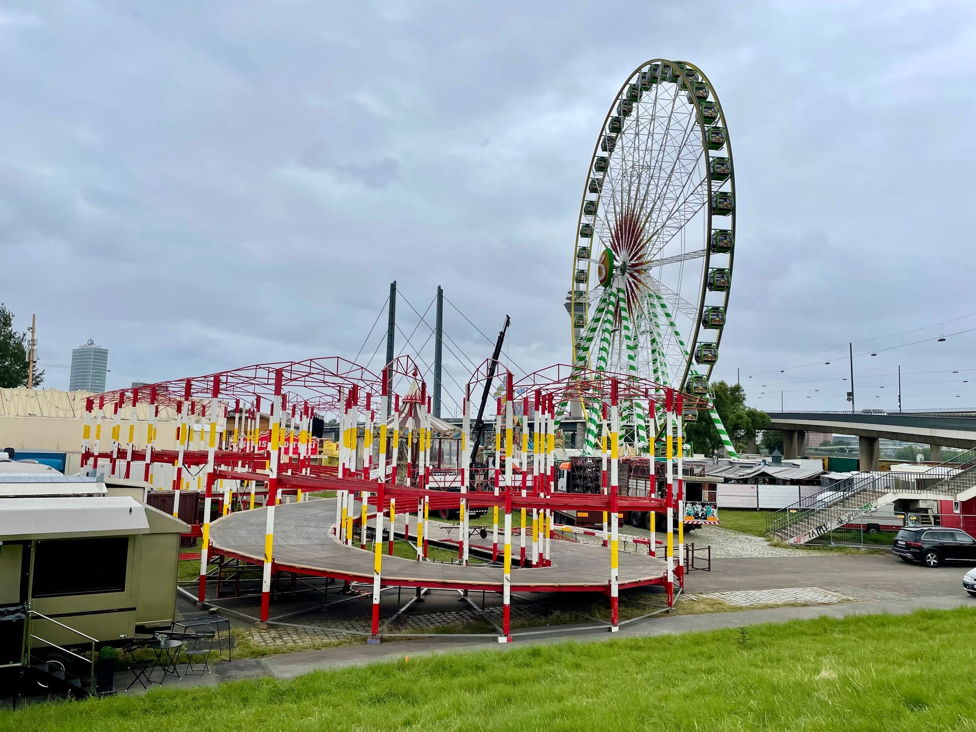 Das Riesenrad steht schon länger: Die Go-Kart-Bahn wird in den nächsten Tagen erst fertig.