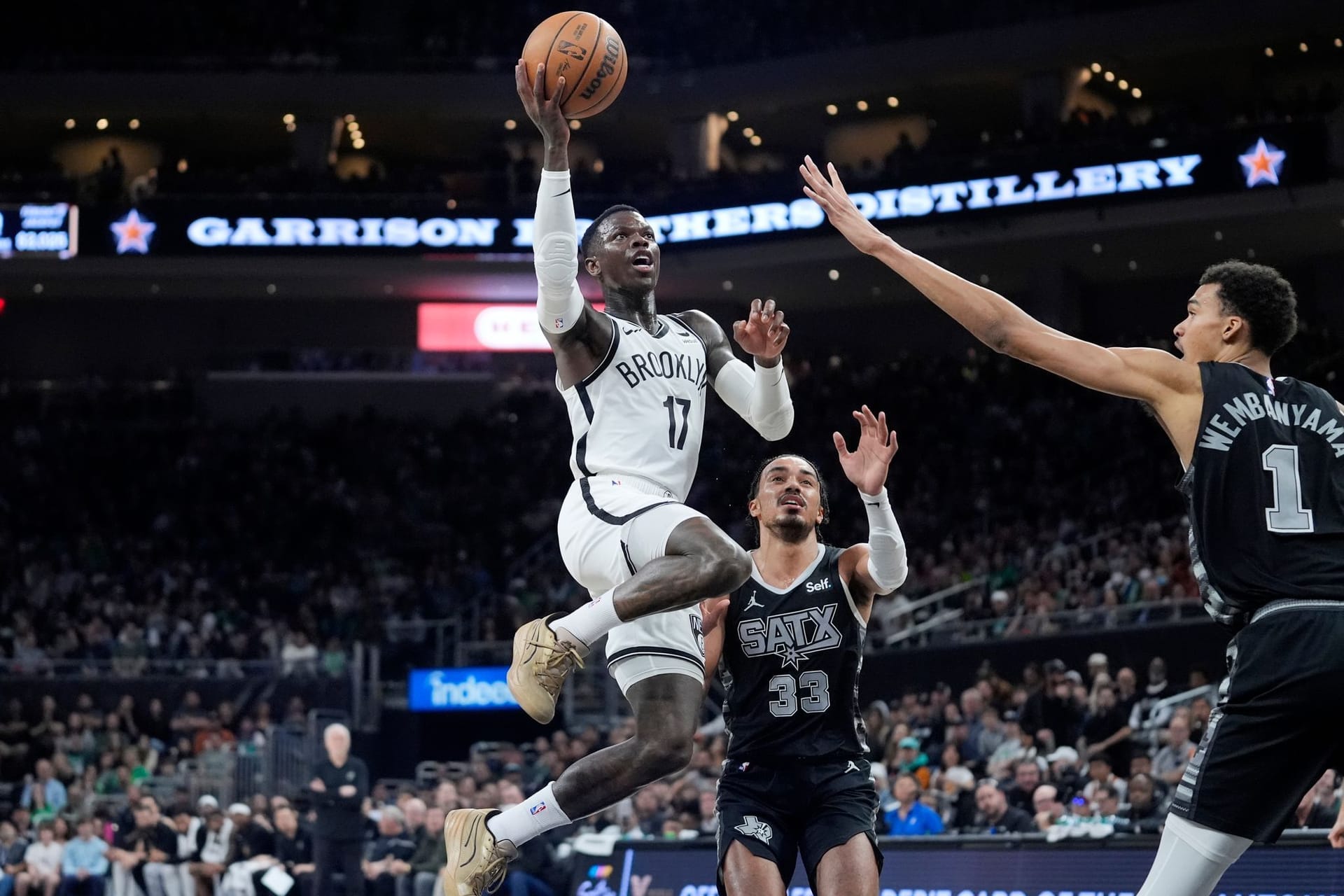 Dennis Schröder (l) und Victor Wembanyama (r)