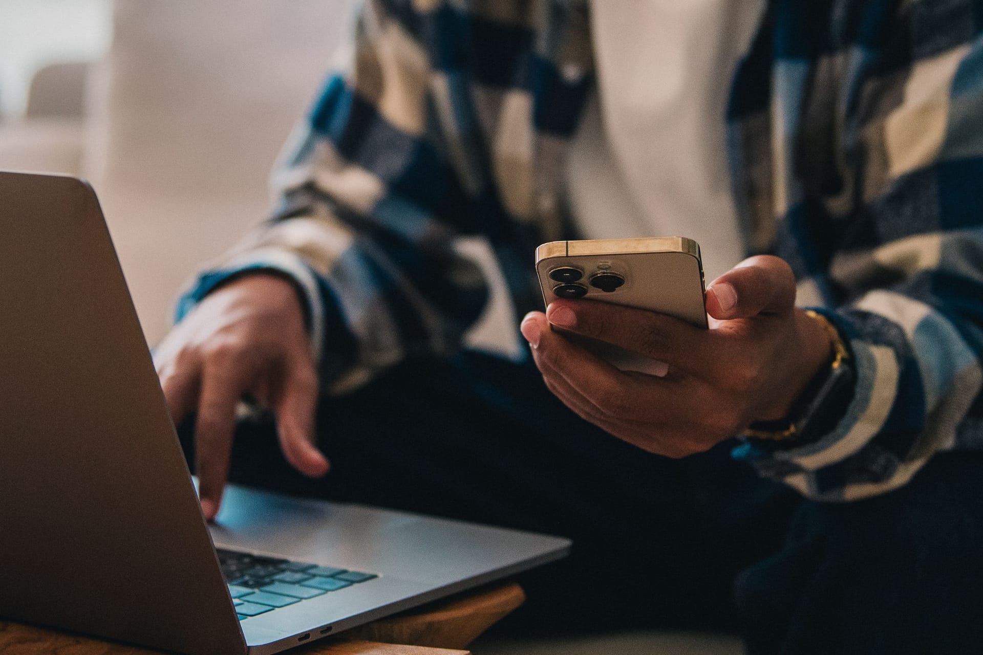 Mann mit Smartphone in der Hand Mann mit Smartphone in der Hand
