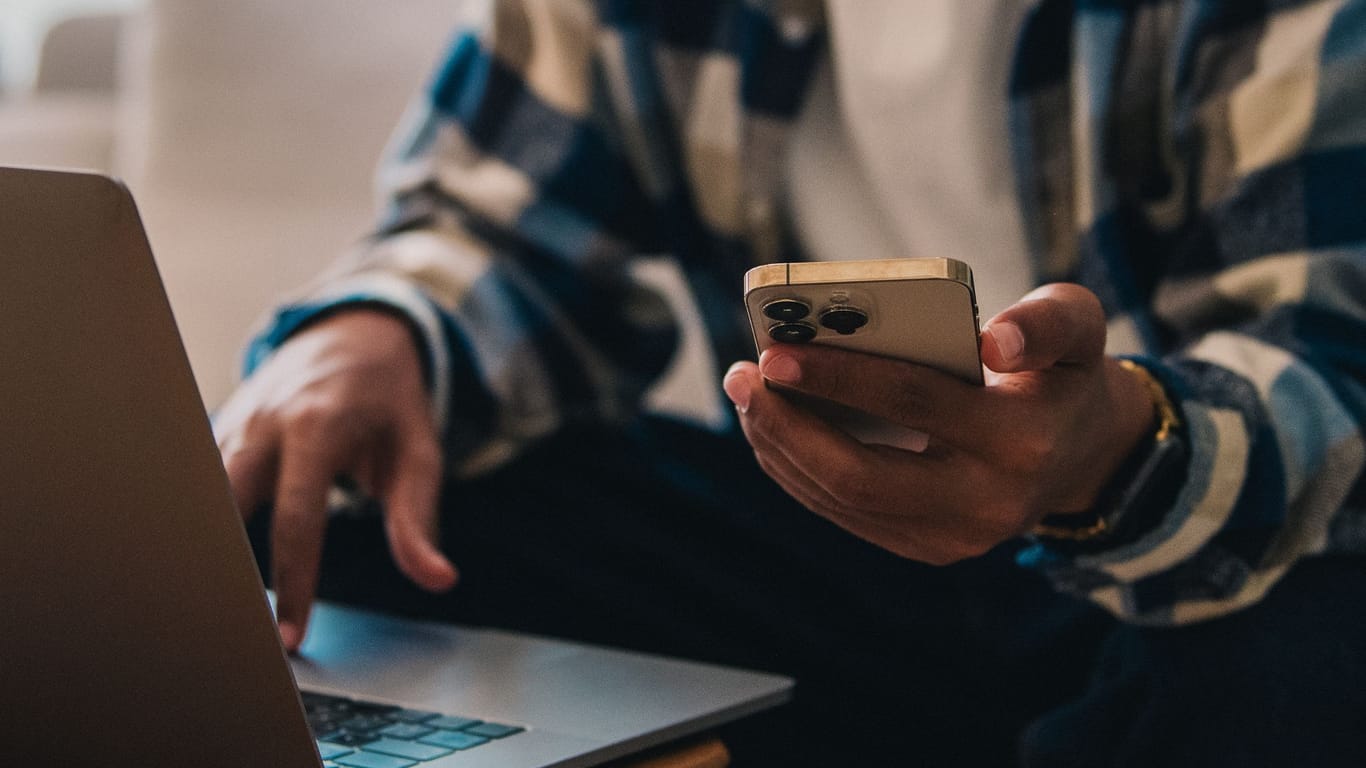 Mann mit Smartphone in der Hand