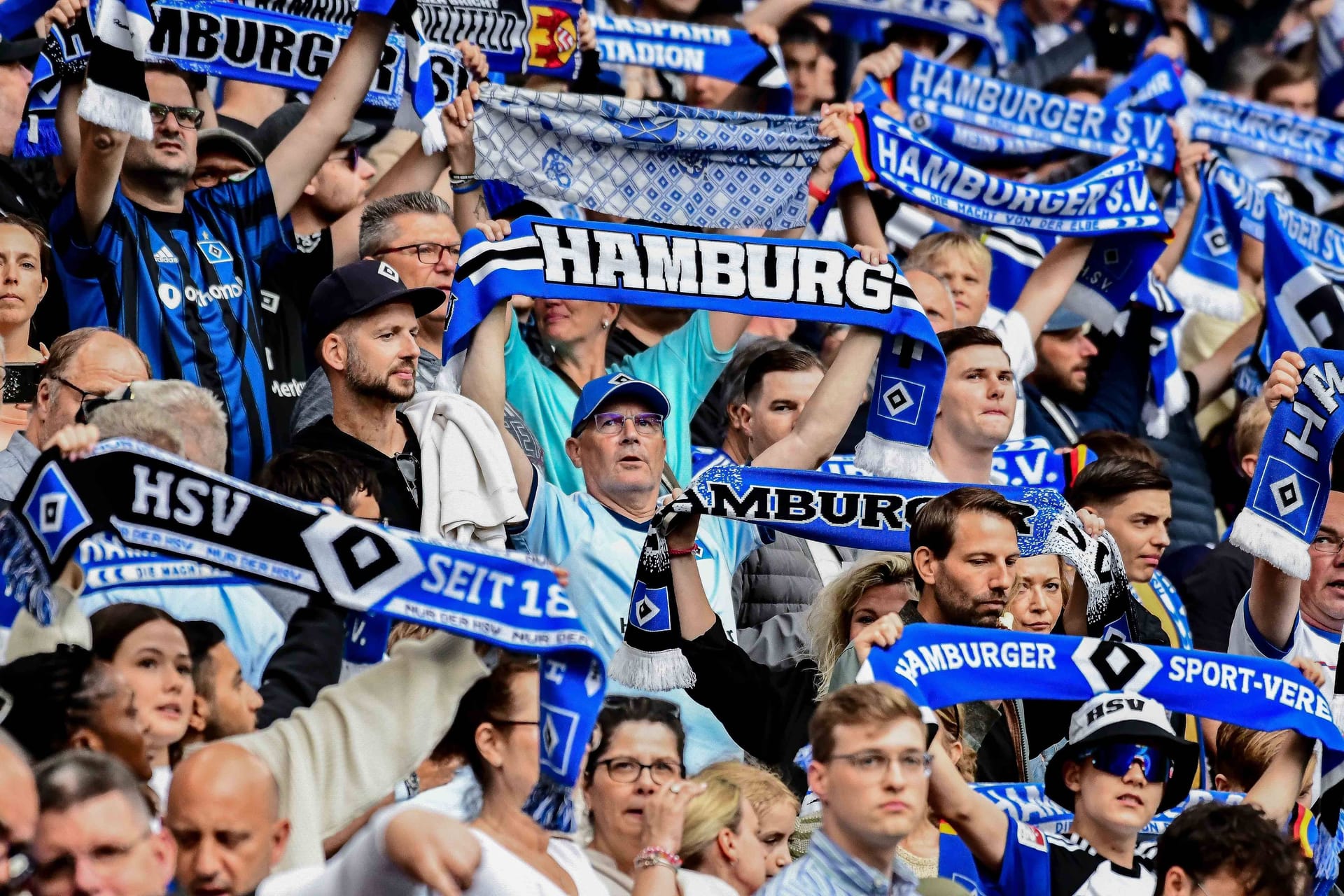 HSV-Fans im Volksparkstadion (Symbolbild): Bald könnte auch Oussama Ritahi auf der Nordtribüne stehen.