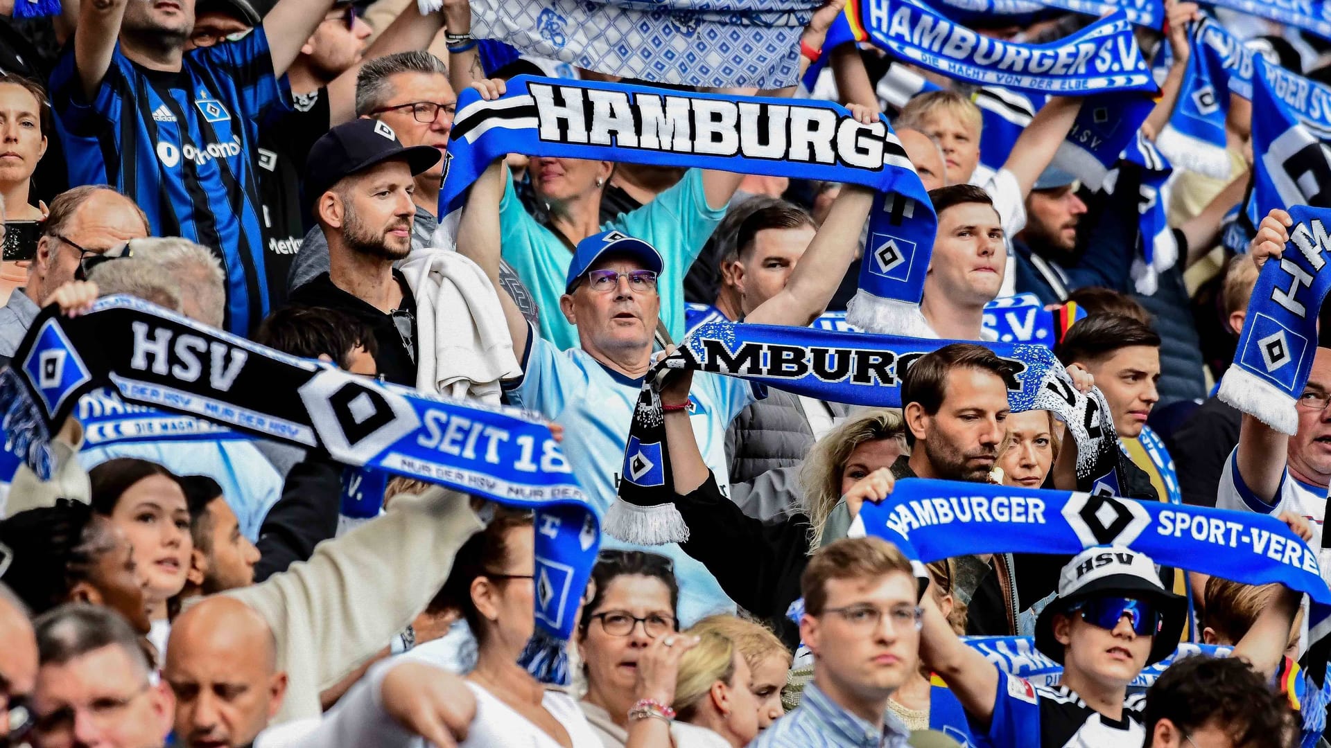 HSV-Fans im Volksparkstadion (Symbolbild): Bald könnte auch Oussama Ritahi auf der Nordtribüne stehen.