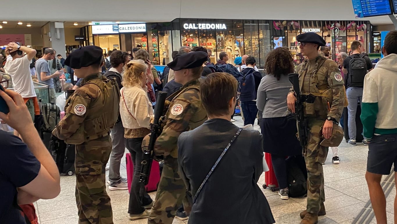 Polizisten patrouillieren mit Maschinengewehren in Pariser Bahnhöfen.