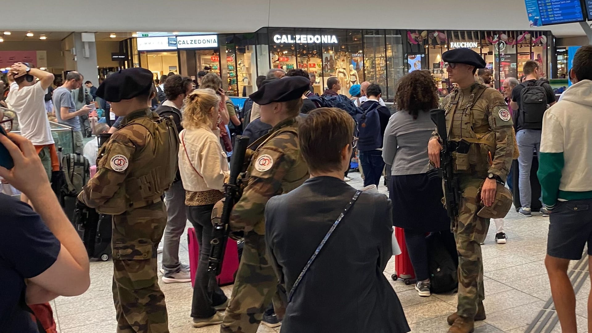 Polizisten patrouillieren mit Maschinengewehren in Pariser Bahnhöfen.