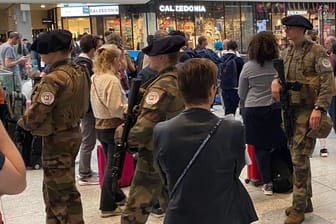 Polizisten patrouillieren mit Maschinengewehren in Pariser Bahnhöfen.