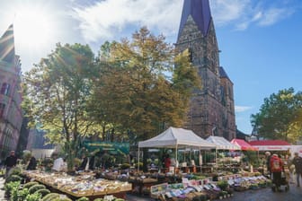 Sonniges Wetter auf dem Marktplatz von Bremen (Symbolbild): Zum Wochenende können in der Hansestadt Badehose und Sonnenschirm ausgepackt werden.