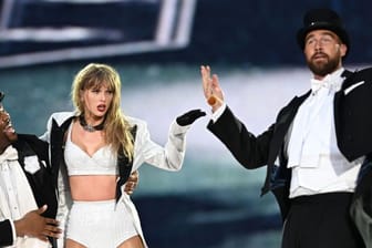 US-Megastar Taylor Swift mit ihrem Freund, dem Footballer Travis Kelce, auf der Bühne in London. (Archivfoto)