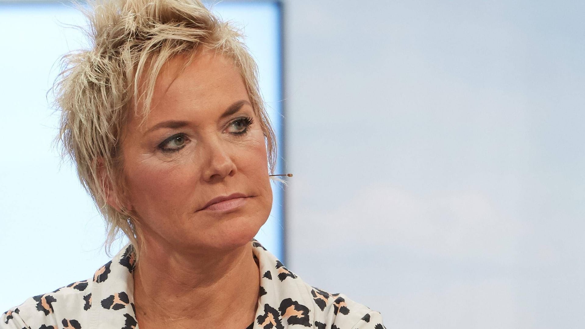 Inka Bause: Die Moderatorin wirkt nachdenklich ob der politischen Entwicklung in Deutschland.