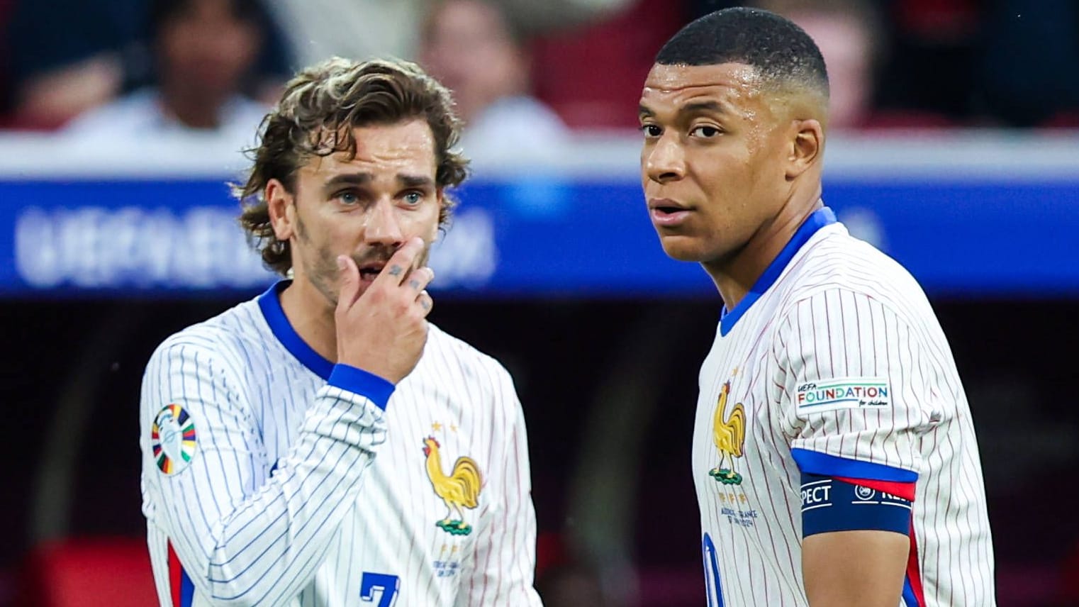 Antoine Griezmann (l.) und Kylian Mbappé: Die beiden Franzosen flogen mit ihrem Team von Düsseldorf nach Paderborn.