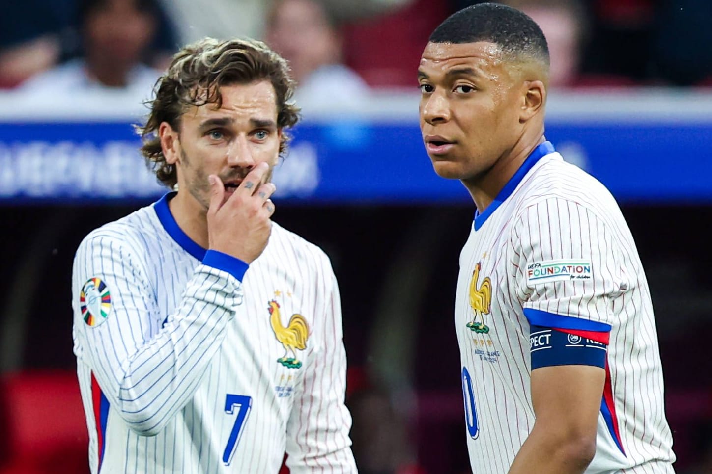 Antoine Griezmann (l.) und Kylian Mbappé: Die beiden Franzosen flogen mit ihrem Team von Düsseldorf nach Paderborn.