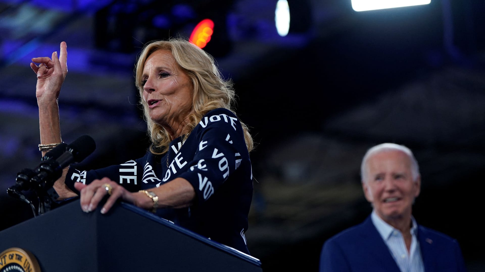 Jill Biden spricht bei einer Wahlkampfveranstaltung in North Carolina, hinter ihr steht der Präsident.