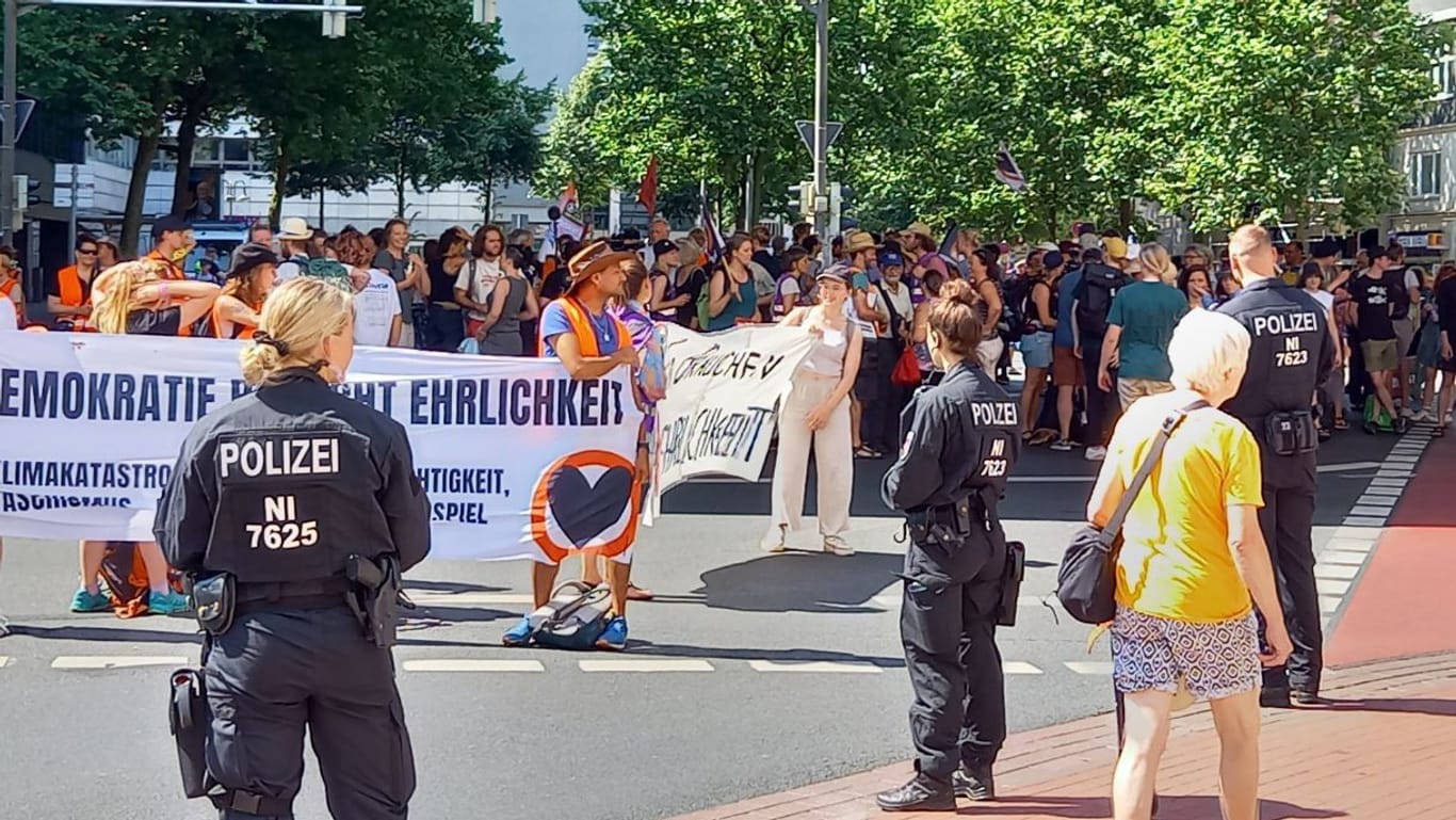 Klima-Aktivisten haben zum Protest in Bremen aufgerufen: Der Autoverkehr wurde umgeleitet.