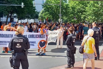 Klima-Aktivisten haben zum Protest in Bremen aufgerufen: Der Autoverkehr wurde umgeleitet.
