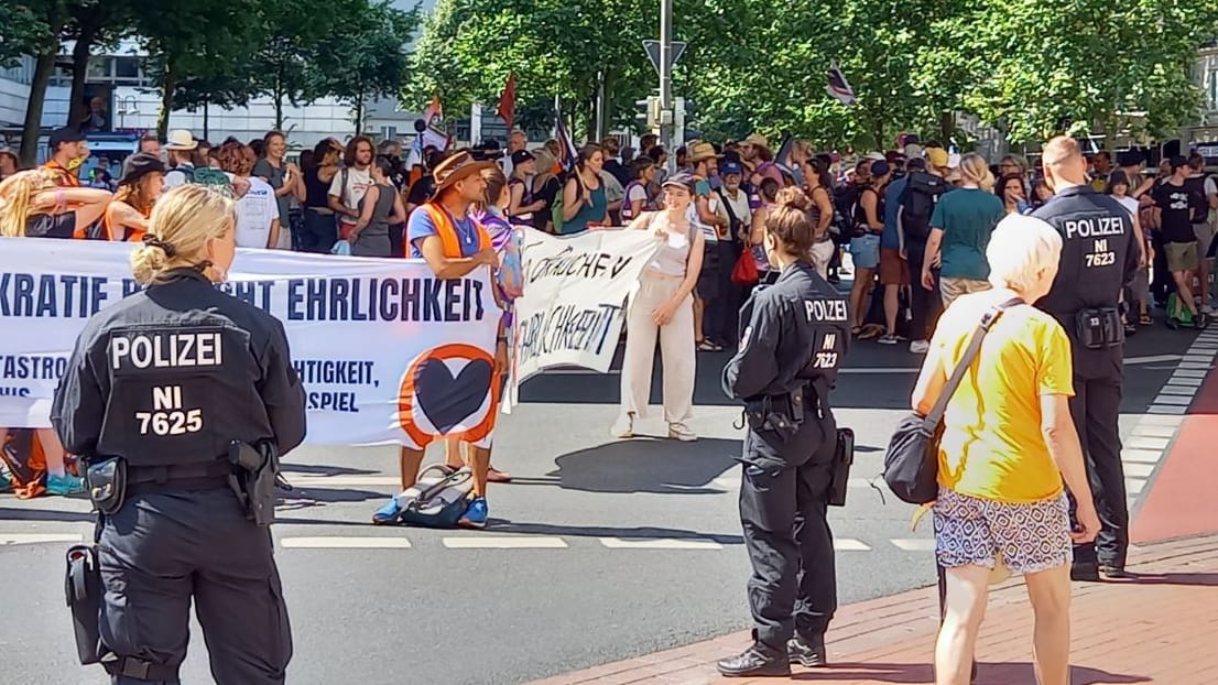 Klima-Aktivisten haben zum Protest in Bremen aufgerufen: Der Autoverkehr wurde umgeleitet.