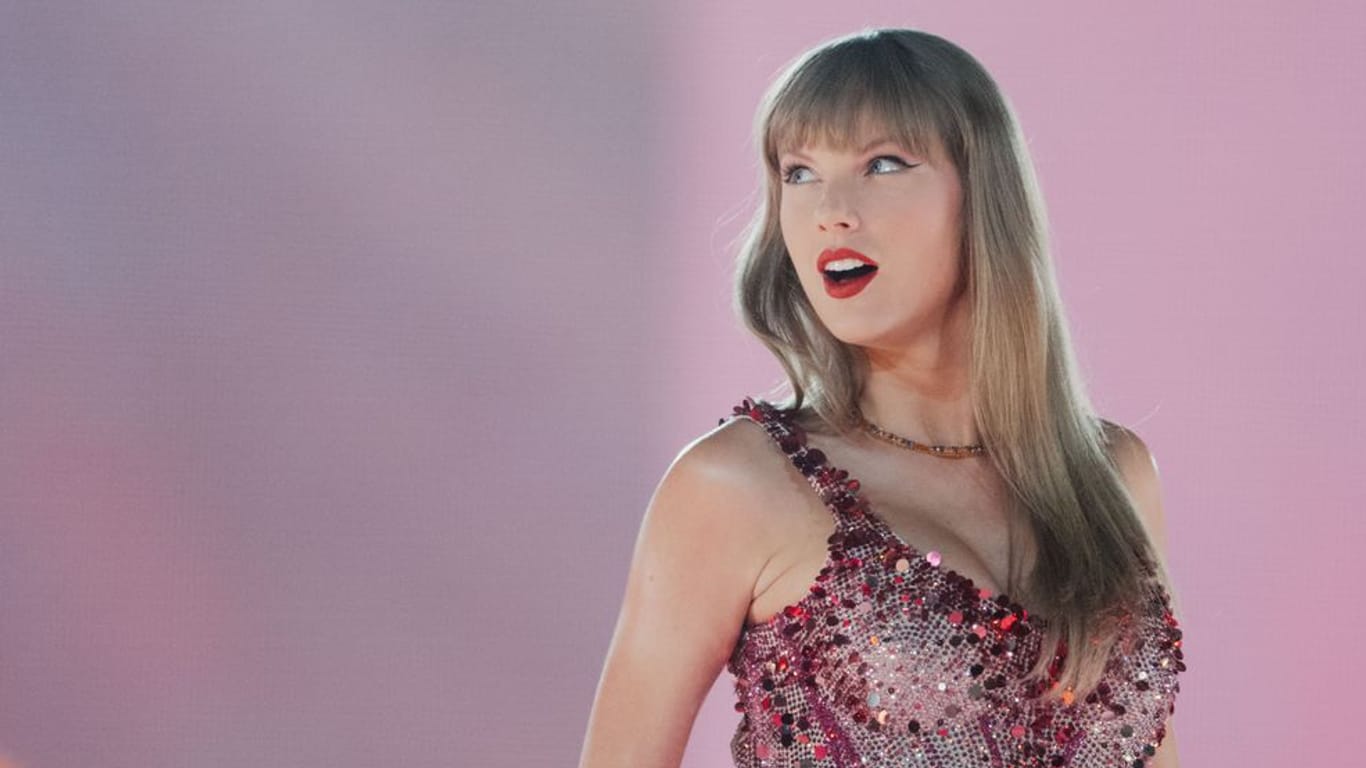 Taylor Swift auf der Bühne der Veltins-Arena: Schalke beschenkte seinen musikalischen Gast mit einem besonderen Trikot.