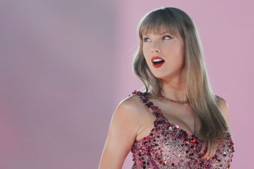 Taylor Swift auf der Bühne der Veltins-Arena: Schalke beschenkte seinen musikalischen Gast mit einem besonderen Trikot.