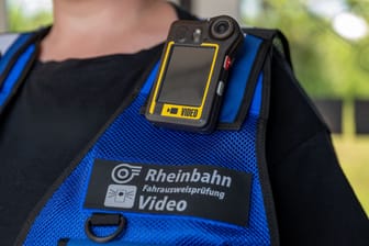 Ein Mitarbeiter der Rheinbahn mit einer Bodycam: Das Verkehrsunternehmen testet den Einsatz der Kameras.