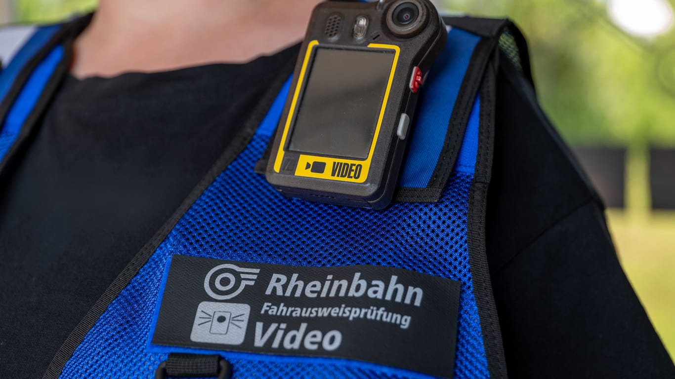 Ein Mitarbeiter der Rheinbahn mit einer Bodycam: Das Verkehrsunternehmen testet den Einsatz der Kameras.