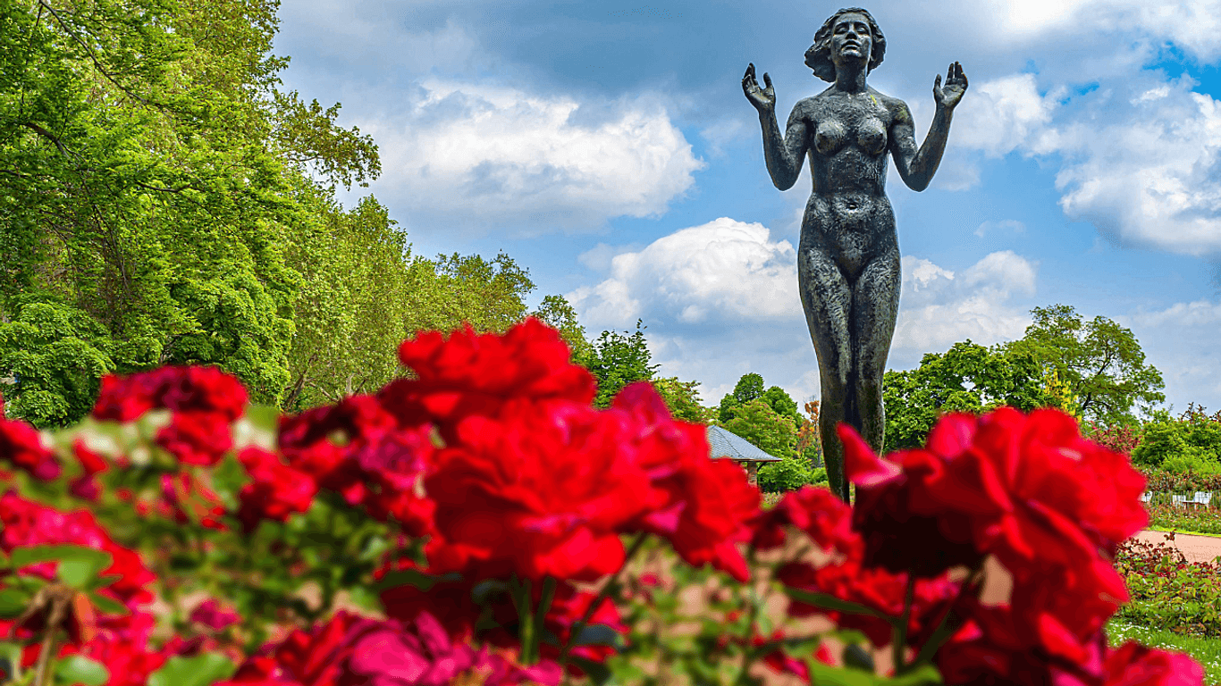 Die Bronzeplastik "Genesung" des deutschen Bildhauer Felix Pfeifer im Rosengarten am Dresdner Königufer.