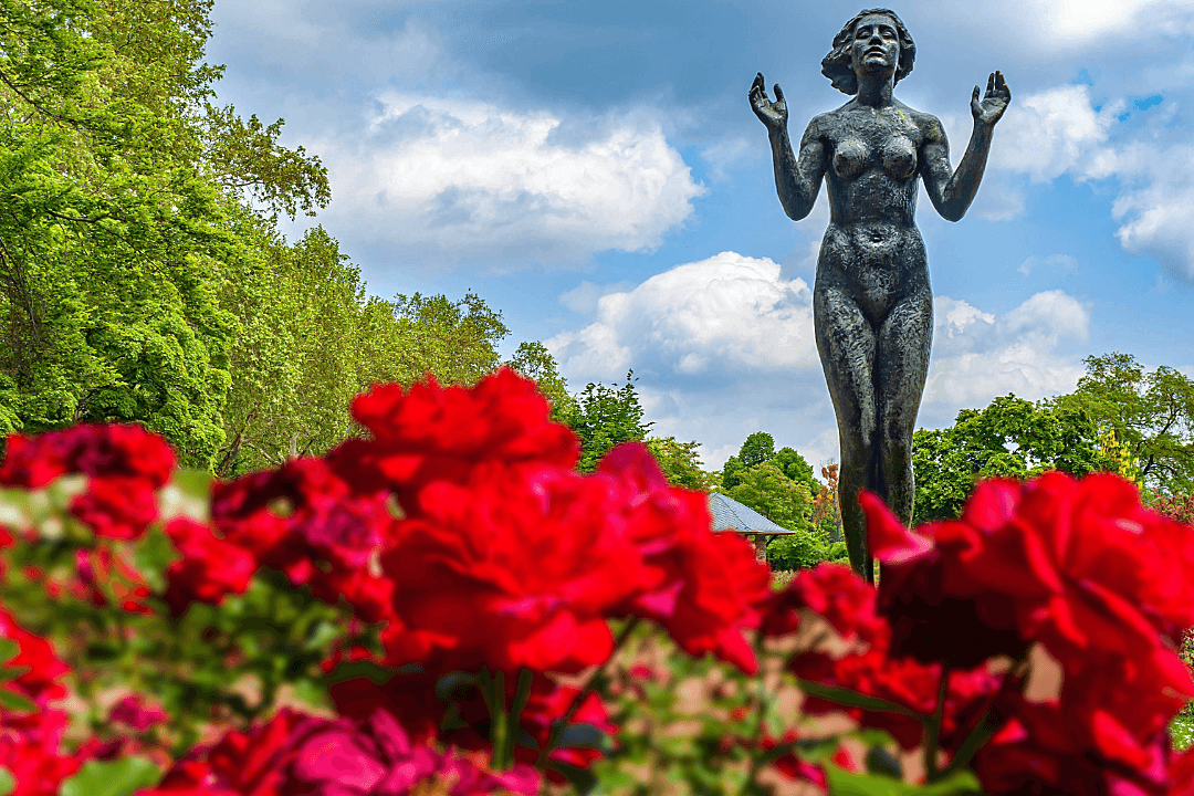 Die Bronzeplastik "Genesung" des deutschen Bildhauer Felix Pfeifer im Rosengarten am Dresdner Königufer.