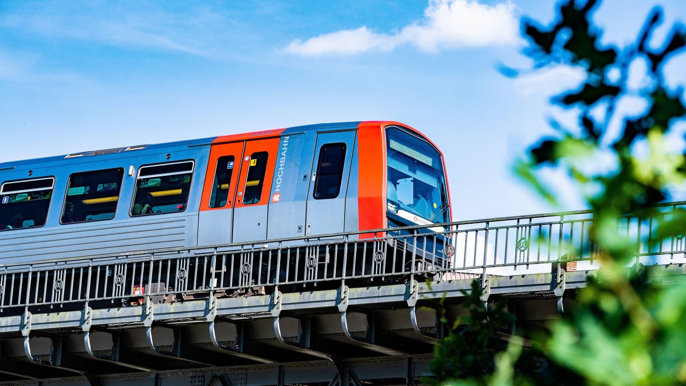 Eine Bahn auf der Linie U1 (Symbolfoto): Fahrgäste können im Sommer nicht mehr ohne Halt durchfahren.