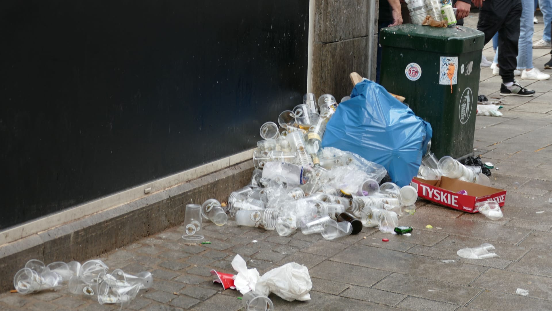 Viel Müll hinterlassen die Fans in der Altstadt