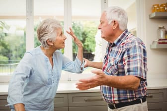 Aggressives Verhalten bei Alzheimer-Patienten: Angehörige sollten ruhig bleiben und in kurzen, klaren Sätzen sprechen.