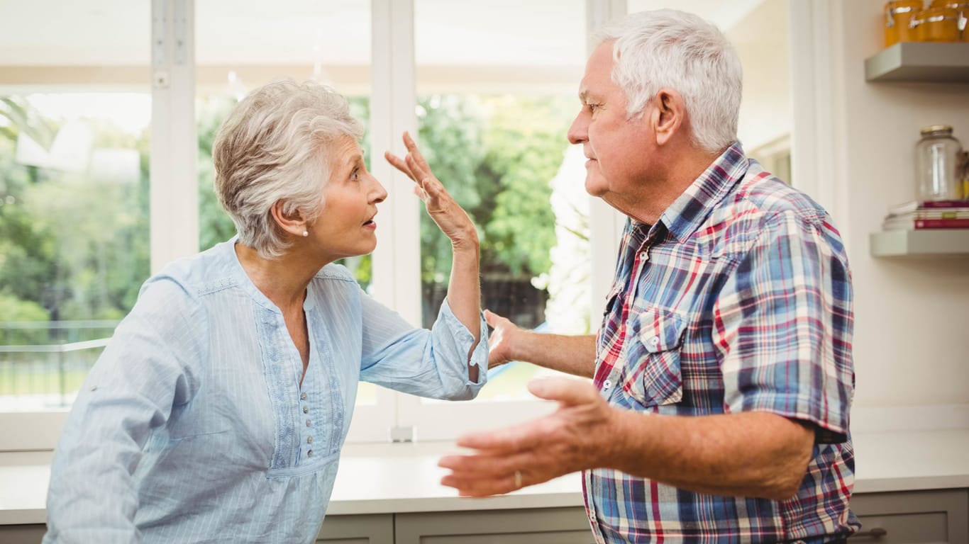 Aggressives Verhalten bei Alzheimer-Patienten: Angehörige sollten ruhig bleiben und in kurzen, klaren Sätzen sprechen.