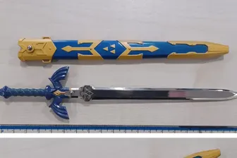 Nachbau des Zelda-Schwertes (Archivbild): Mit dieser Klinge lief der Mann durch die Innenstadt.