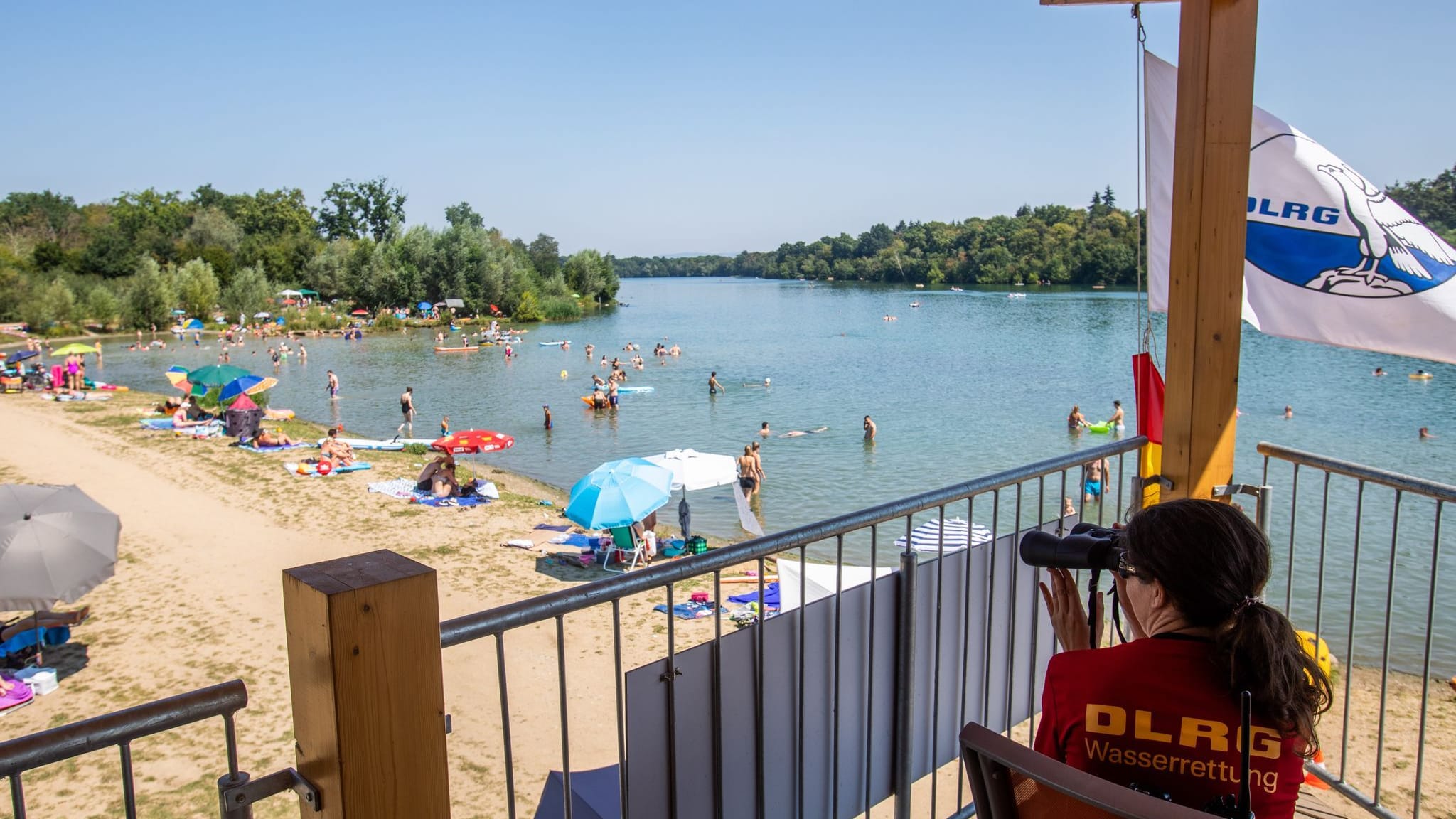 Abkühlung im frischen Nass (Symbolbild): Viele Menschen treibt es bei der Hitze ans Wasser.