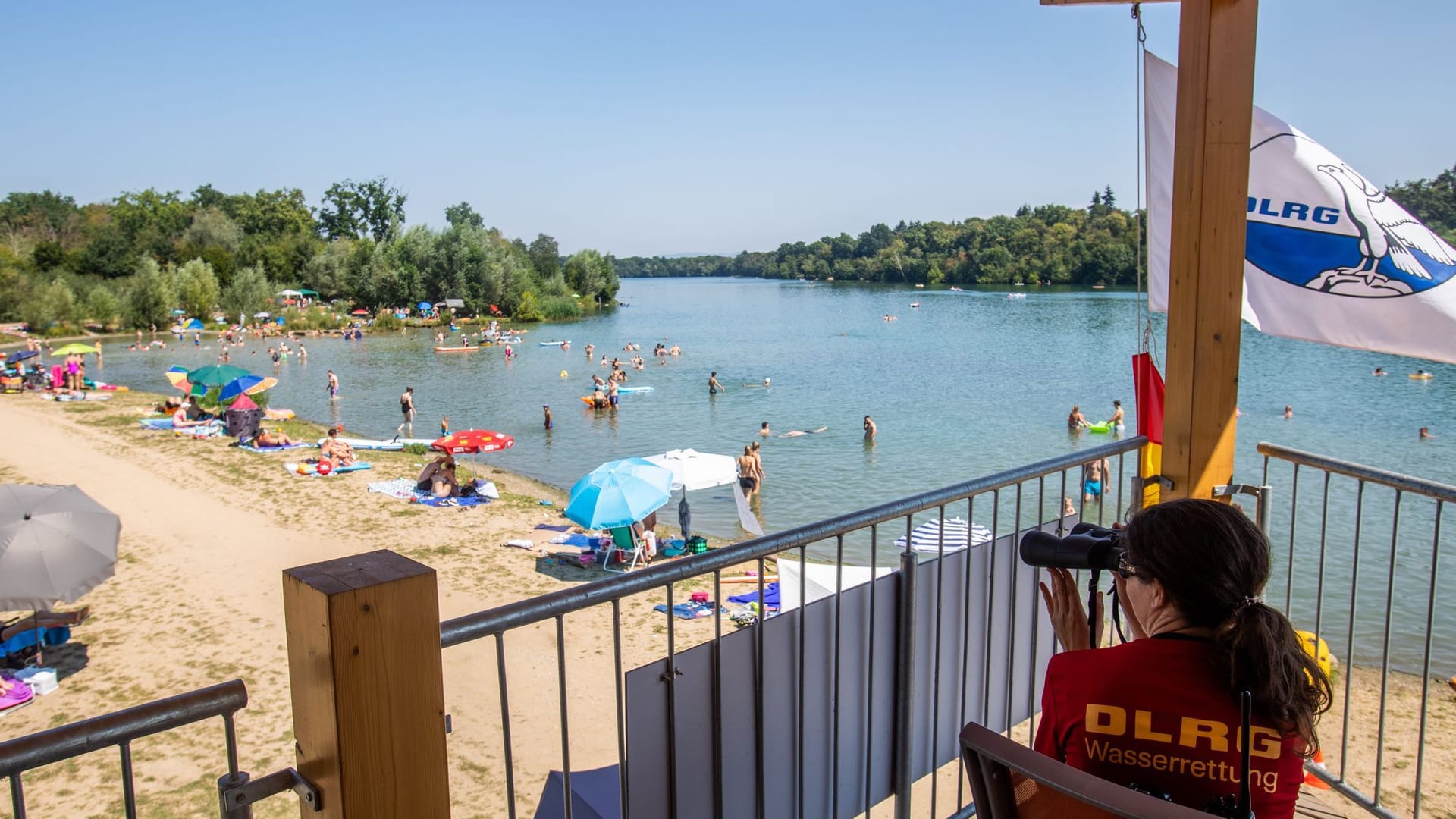 Abkühlung im frischen Nass (Symbolbild): Viele Menschen treibt es bei der Hitze ans Wasser.