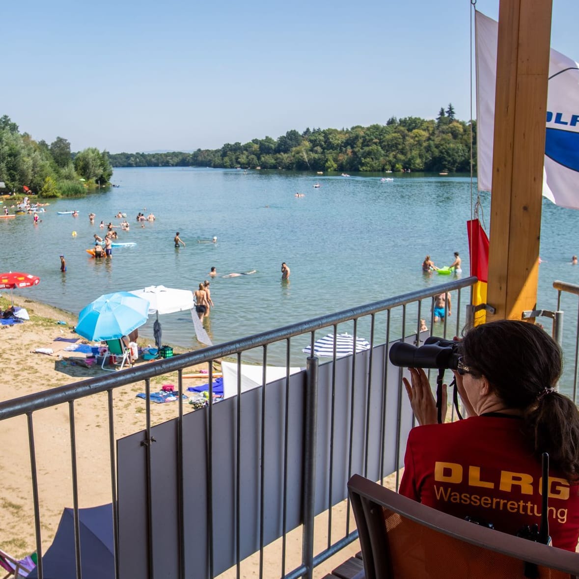 Abkühlung im frischen Nass (Symbolbild): Viele Menschen treibt es bei der Hitze ans Wasser.