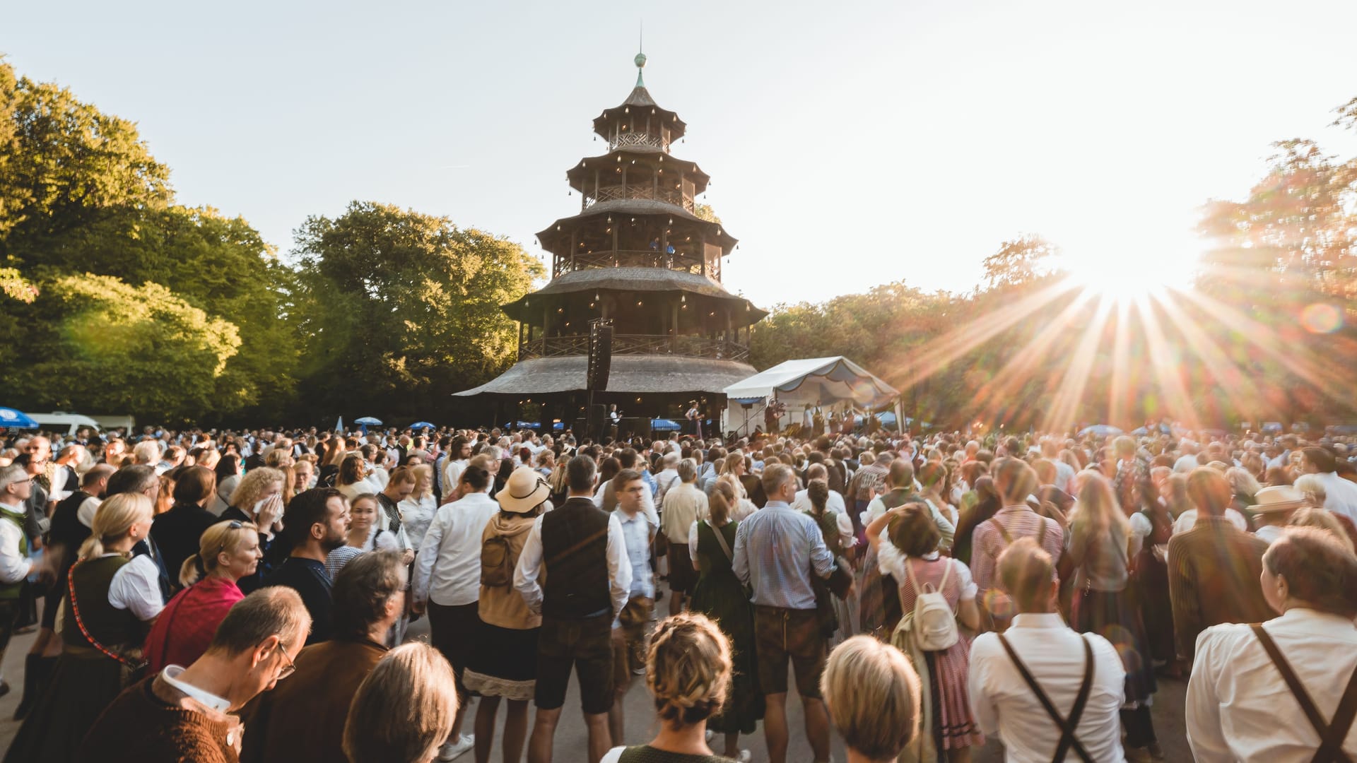 Tradition: Um 6 Uhr morgens wird am Wochenende im Englischen Garten wieder getanzt.