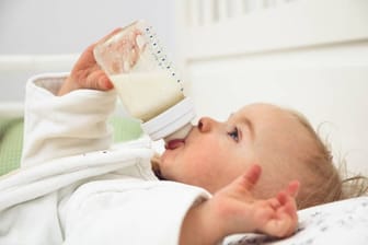 Flasche statt Brust: Babys, die nicht oder nur teilweise gestillt werden, erhalten ihre Milch in Pulverform.