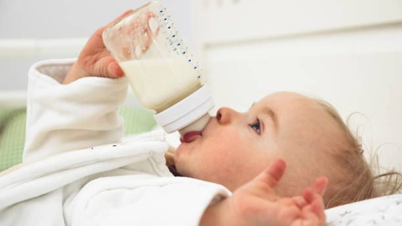 Flasche statt Brust: Babys, die nicht oder nur teilweise gestillt werden, erhalten ihre Milch in Pulverform.