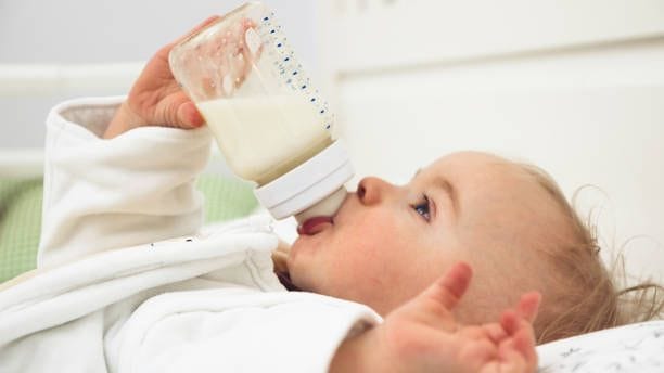 Flasche statt Brust: Babys, die nicht oder nur teilweise gestillt werden, erhalten ihre Milch in Pulverform.