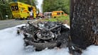 VU Motorrad prallte gegen Baum und brannte aus - 2 Tote