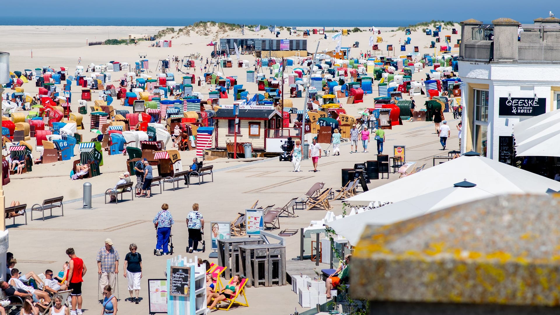 Sommerlicher Trubel auf Borkum: Die ostfriesischen Inseln wollen ihr traditionelles Image gegen ein modernes Bild austauschen.