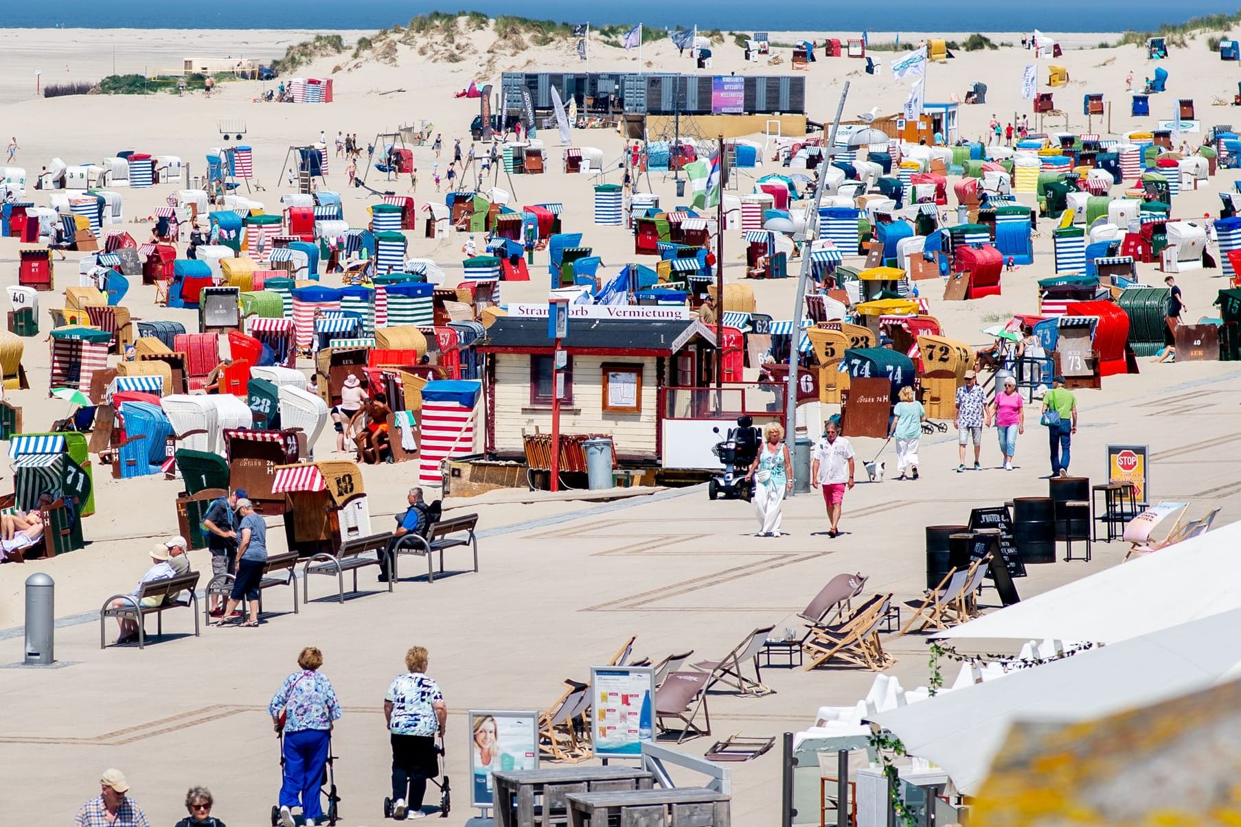 Sommerlicher Trubel auf Borkum: Die ostfriesischen Inseln wollen ihr traditionelles Image gegen ein modernes Bild austauschen.