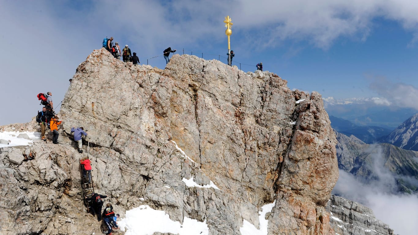 Zugspitze (Archivbild): Ein junger Mann ist auf dem Weg vom Gipfelkreuz zur nahen Terrasse der Bergstation von einem Blitz erschlagen worden.