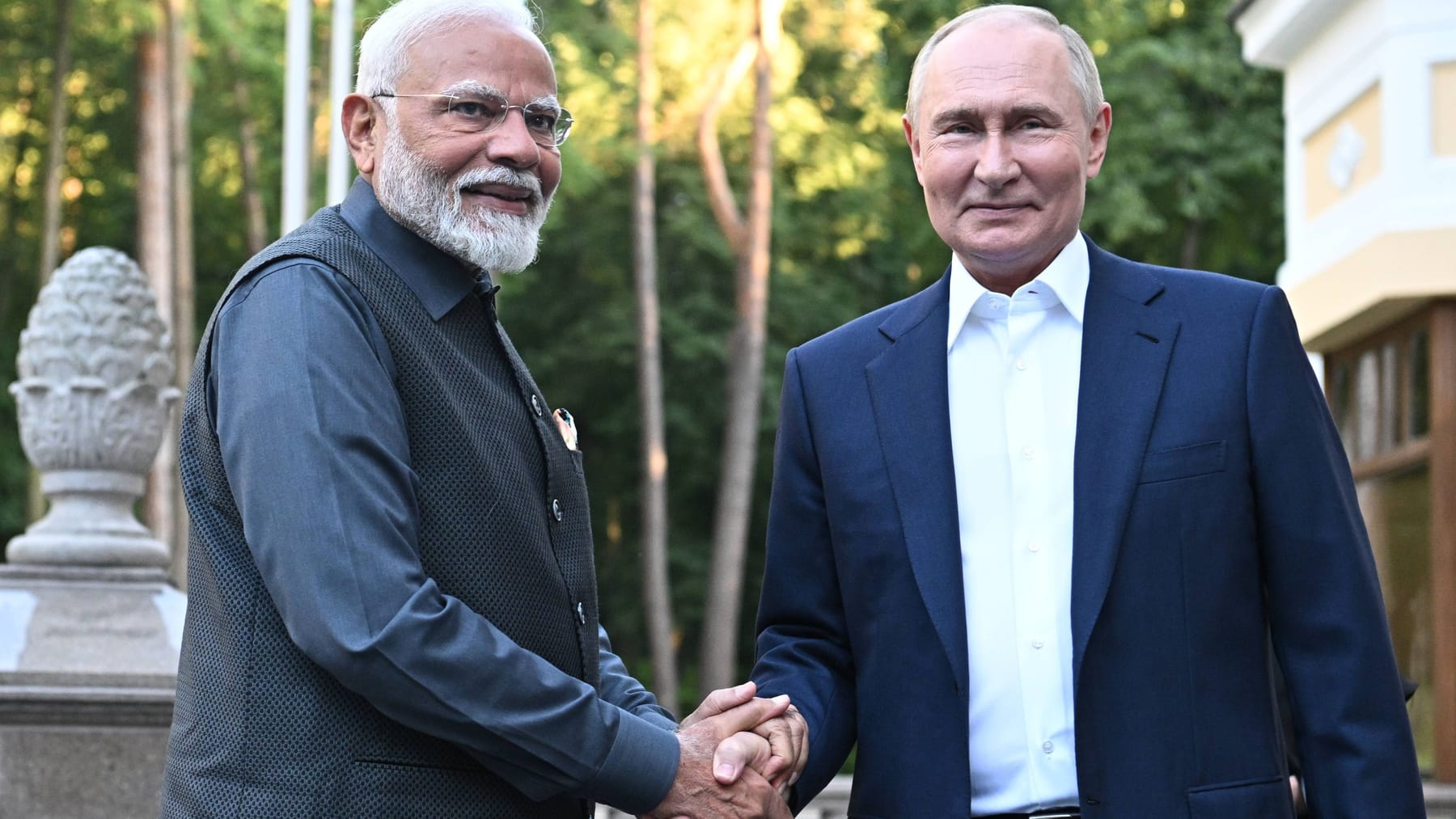 Putin welcomes his “friend” Modi for tea