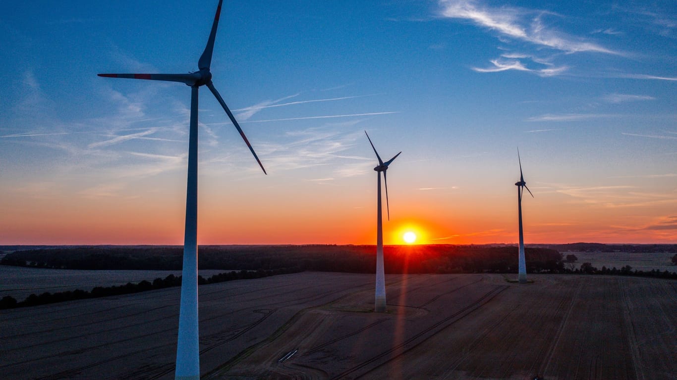 Sonnenuntergang hinter Windpark